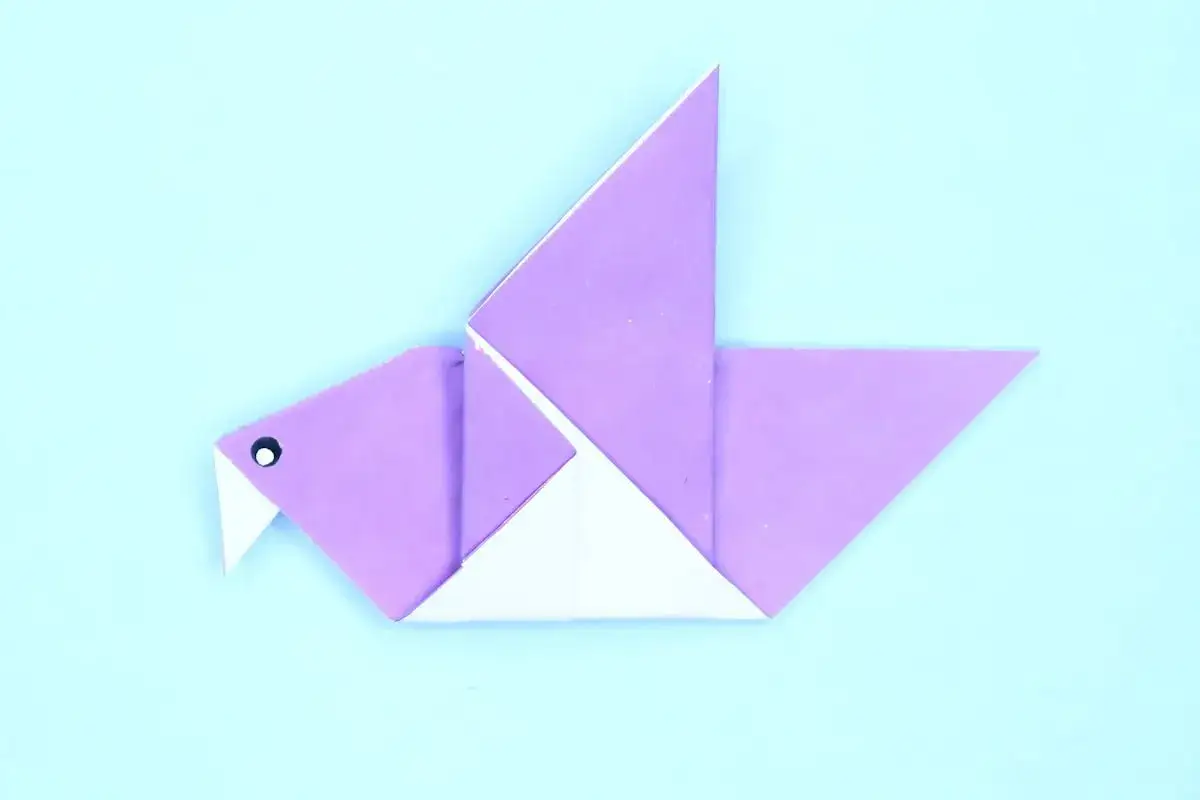 Ein einfacher Origami-Vogel, perfekt für den Kindergarten. Dieses lila Papierkunstwerk zeigt, wie leicht man einen Vogel falten kann.