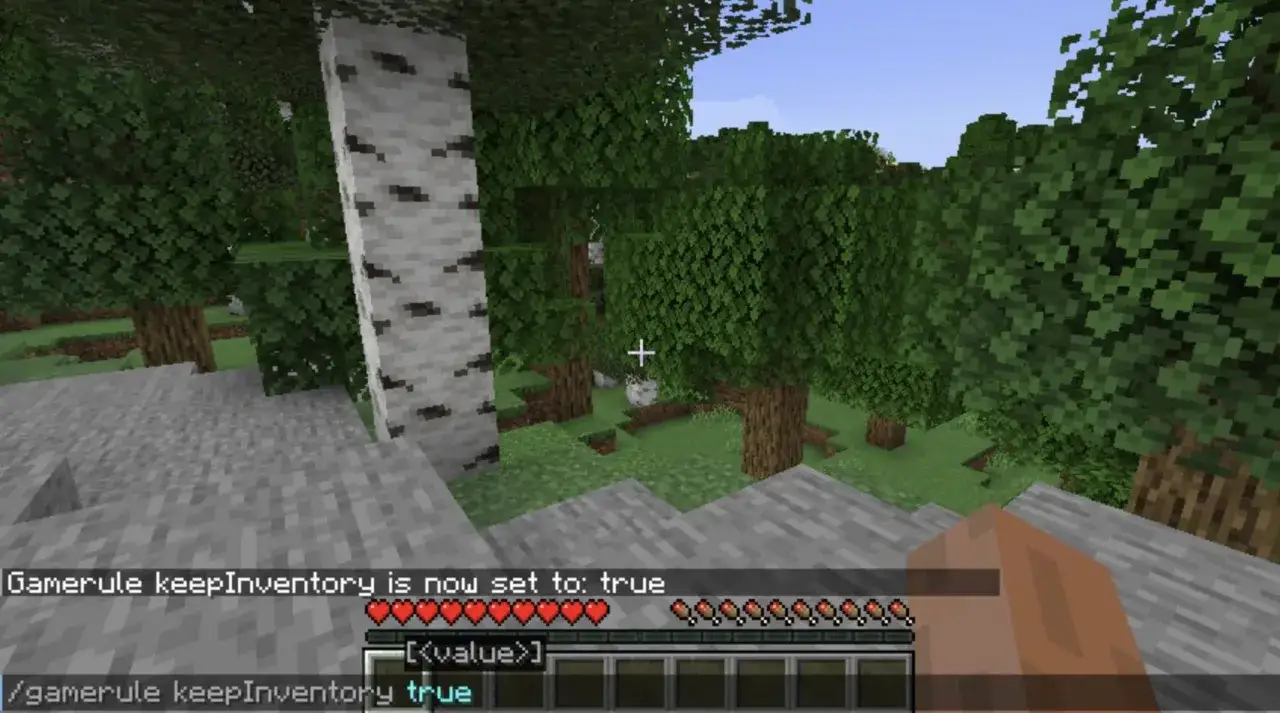 W Minecraft, komenda gamerule keepInventory true została wprowadzona, by zachować przedmioty po śmierci.