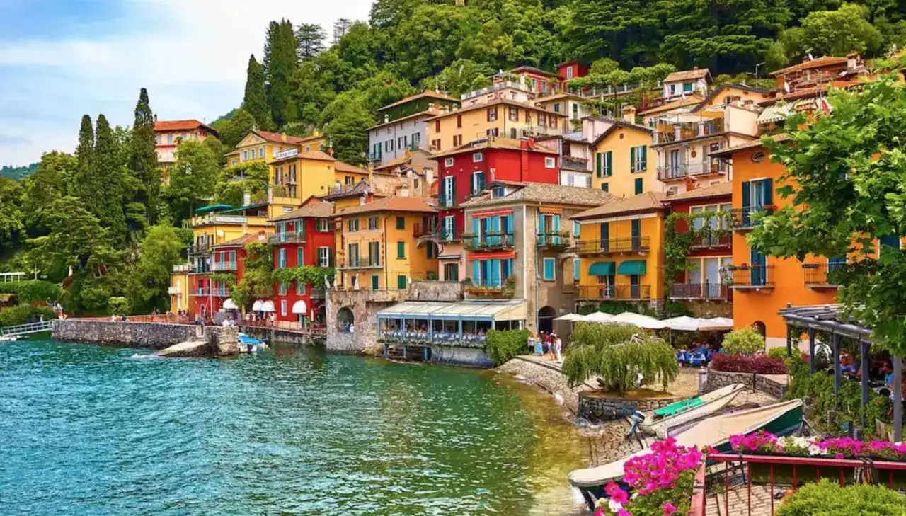 Colorate case sul lago, perfette per una gita fuori porta da Milano, immersi nella natura e nella bellezza.
