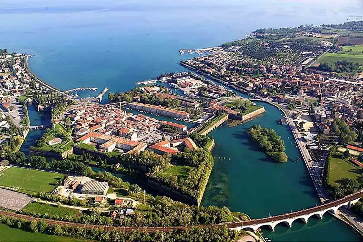 La fortezza di Peschiera del Garda, con le sue mura pentagonali, si specchia nelle acque del lago.