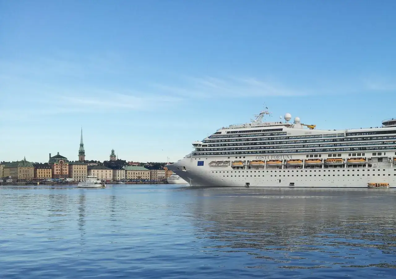 La nave Costa Fortuna attracca nel porto di Stoccolma, con la città sullo sfondo.