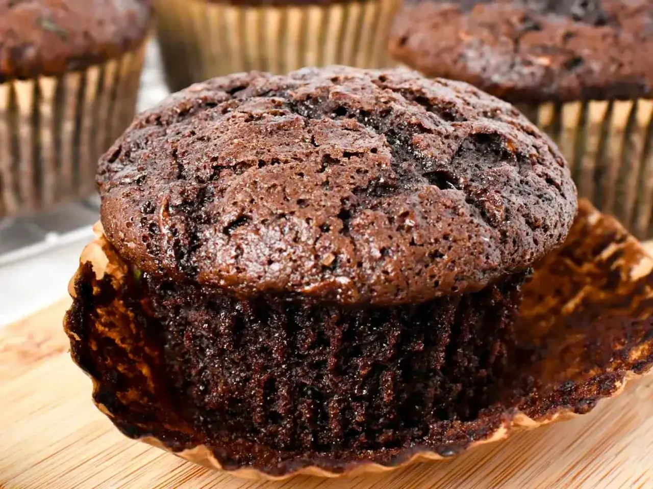 Saftige zucchini schoko muffins, perfekt f&uuml;r den Kaffeetisch.