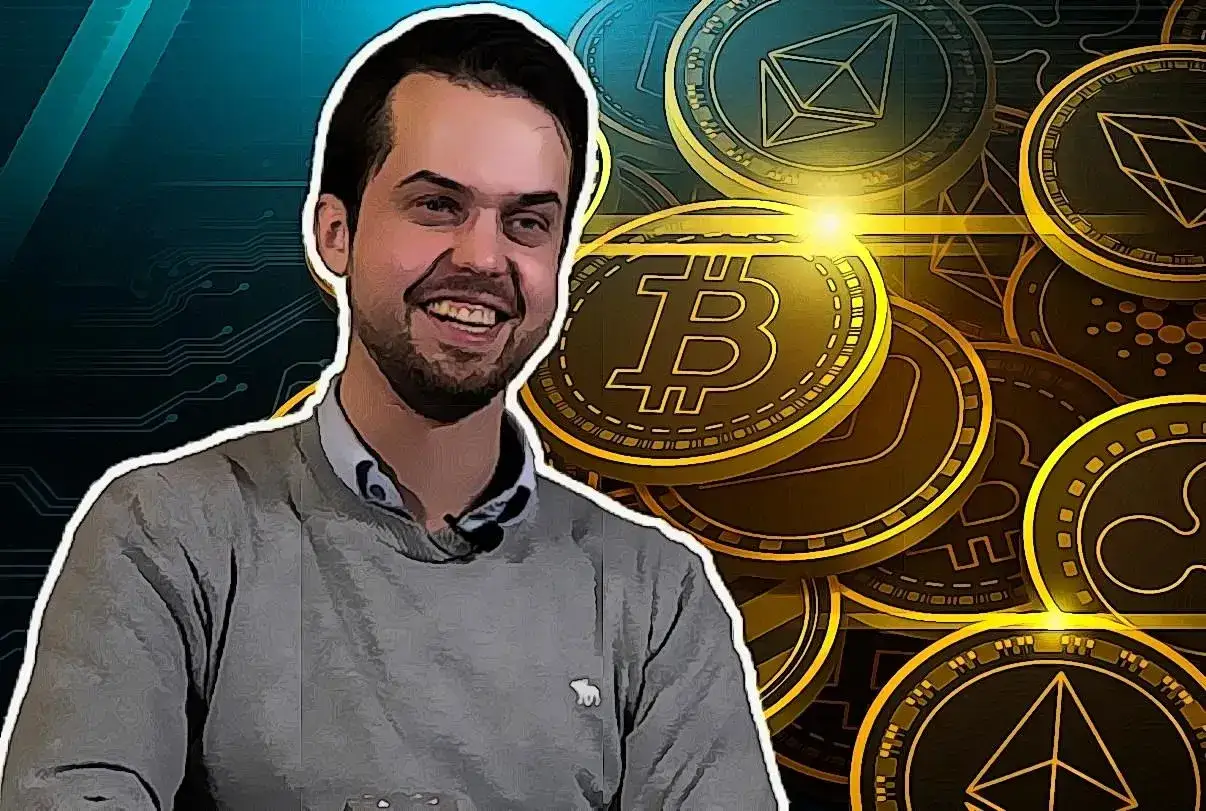 Uśmiechnięty Michael Van de Poppe na tle złotych monet kryptowalutowych, takich jak Bitcoin i Ethereum.