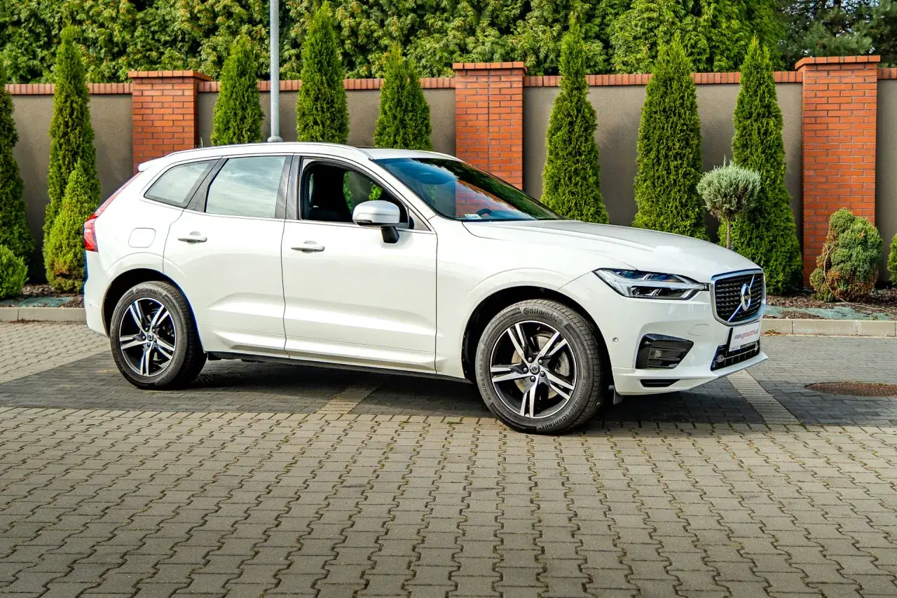 Białe Volvo XC60 na podjeździe z kostki brukowej. Zastanawiasz się, jaki silnik do gazu będzie najlepszy do tego modelu?
