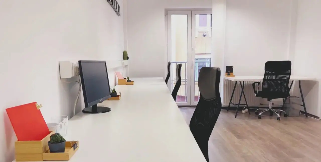 Postazioni di lavoro in un ufficio moderno, che illustra il **coworking significato**: spazi condivisi per professionisti.