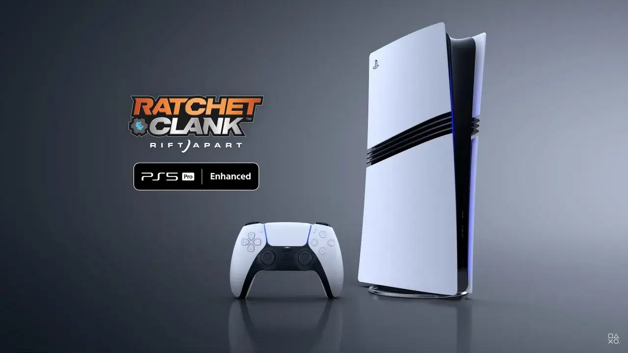 Ratchet & Clank: Rift Apart na PS5 Pro. Konsola i kontroler DualSense w futurystycznym wydaniu.