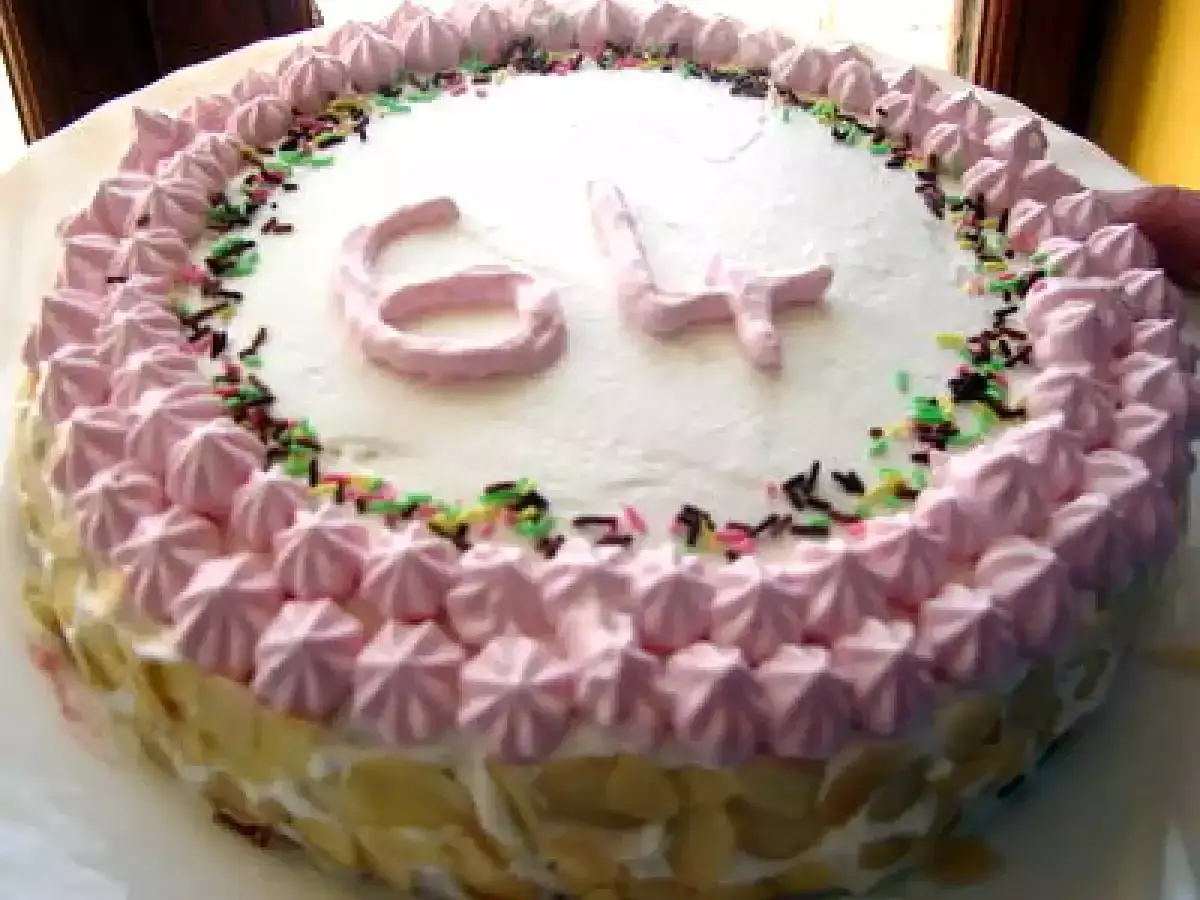 Gâteau d'anniversaire décoré de vermicelles colorés et de roses en glaçage mascarpone facile. Les chiffres 