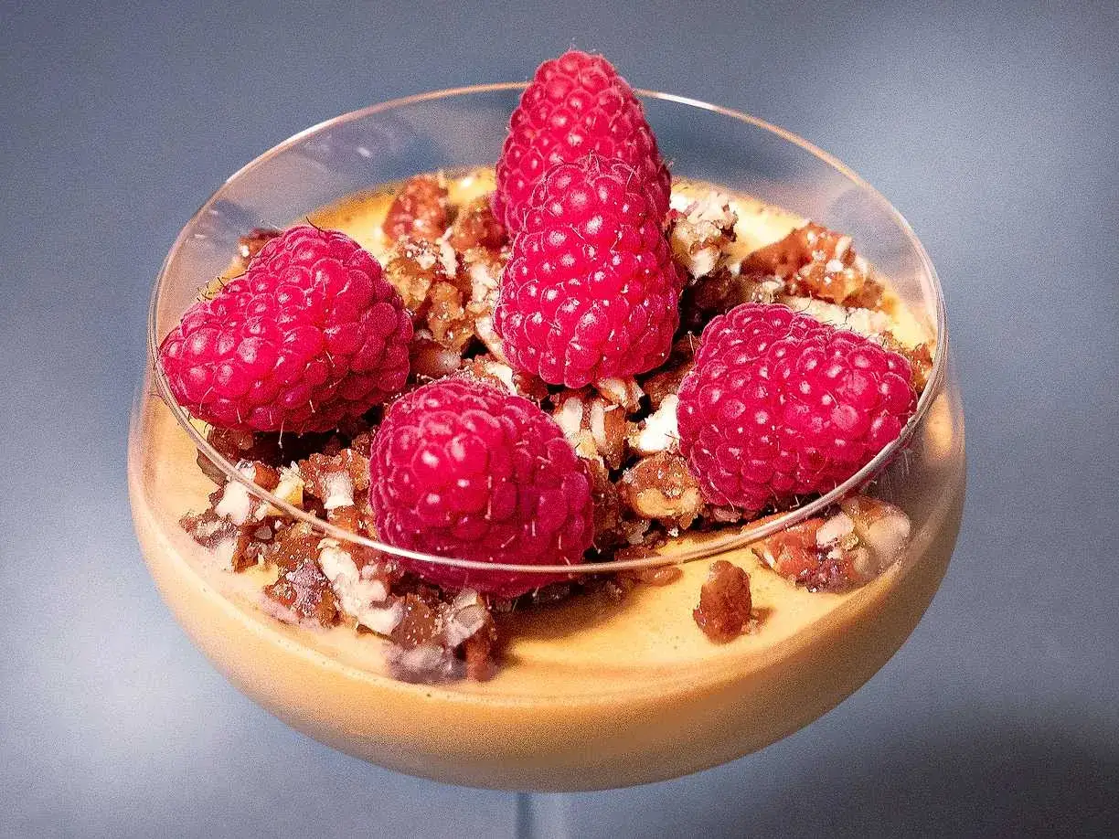 En kr&auml;mig pannacotta med n&ouml;tter och f&auml;rska hallon. En h&auml;rlig kombination av pannacotta smaker.