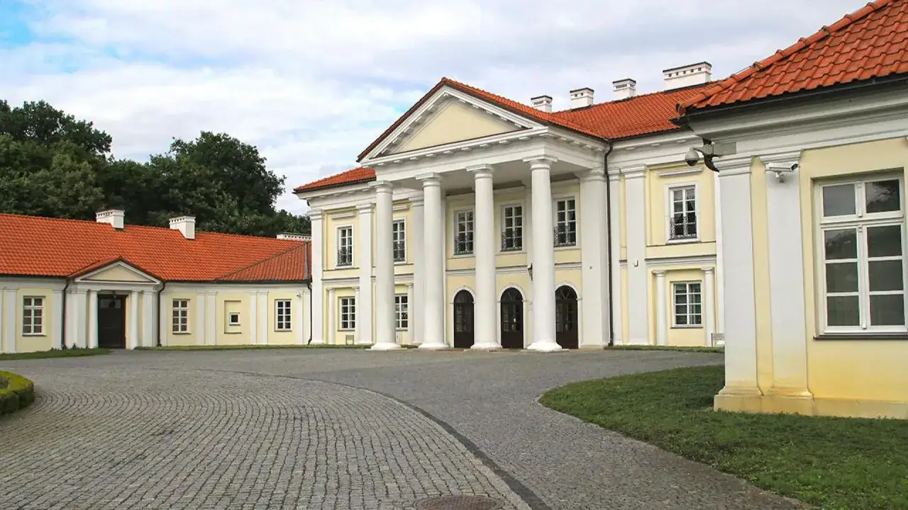 Pałac w Siedlcach, z charakterystycznymi kolumnami i czerwonym dachem, to jedna z głównych atrakcji miasta.