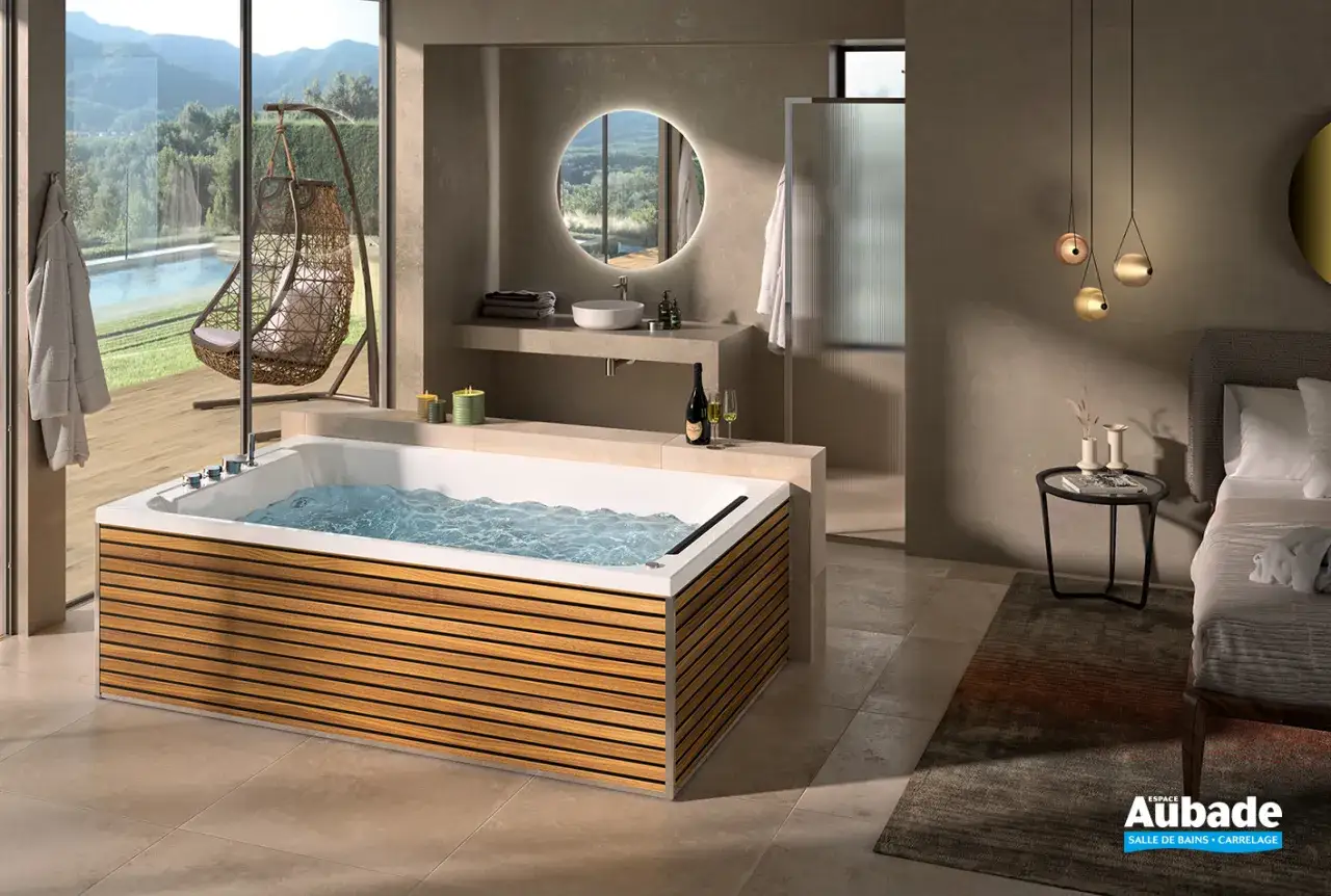 Baignoire balnéo avec habillage bois, vue sur piscine et nature. Avis : un luxe pour votre salle de bain.