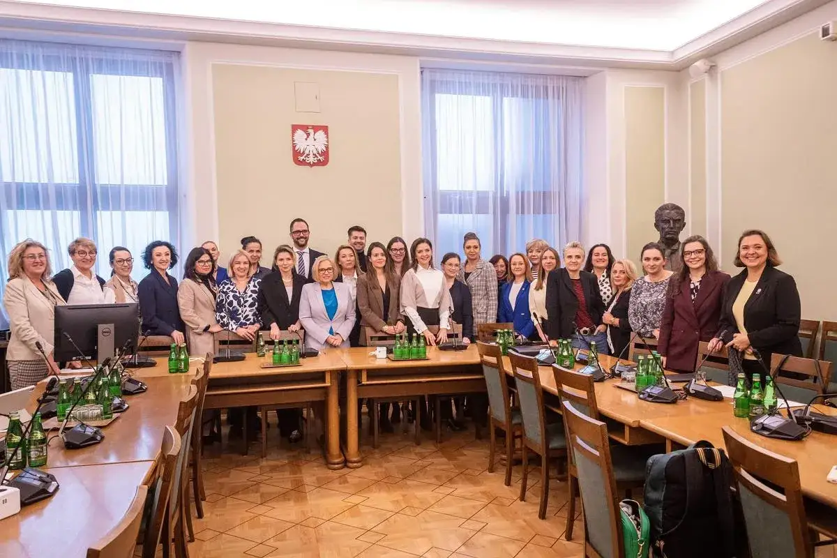 Grupa osób pozuje do zdjęcia w biurze poselskim. Kontakt do biura Iwony Hartwich można znaleźć na stronie internetowej.