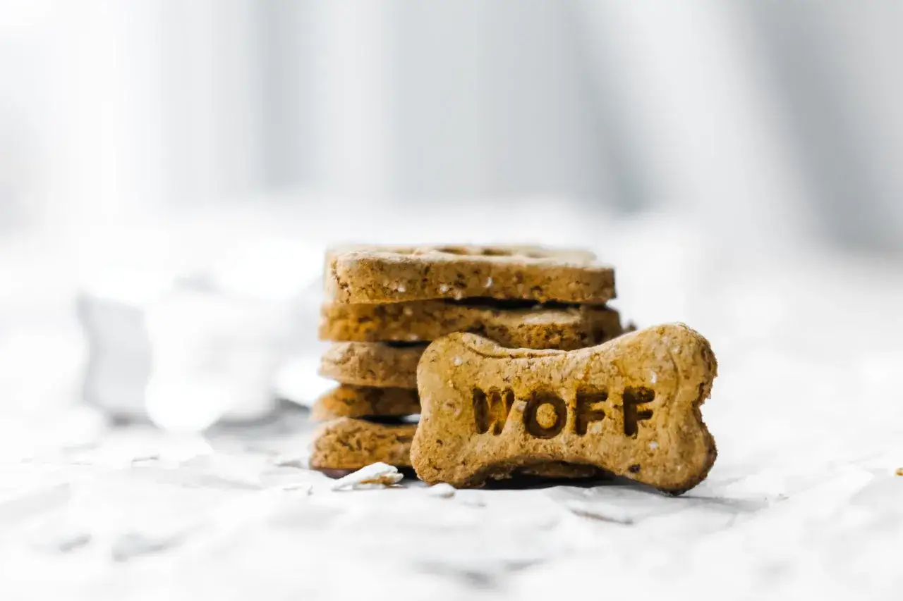 En hög med hemmagjort hundgodis, ett benformat med texten