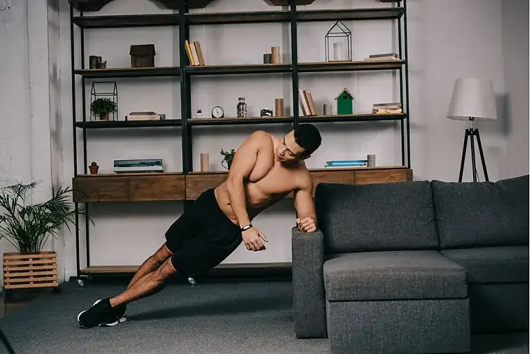 R&oacute;żne osoby wykonujące ćwiczenia cardio w domu bez sprzętu