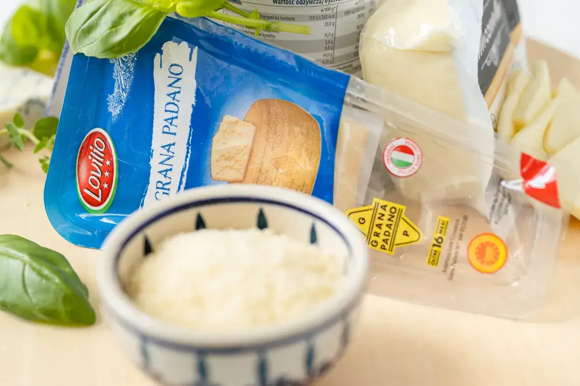 różne rodzaje serów: parmezan, grana padano, cheddar, mozzarella
