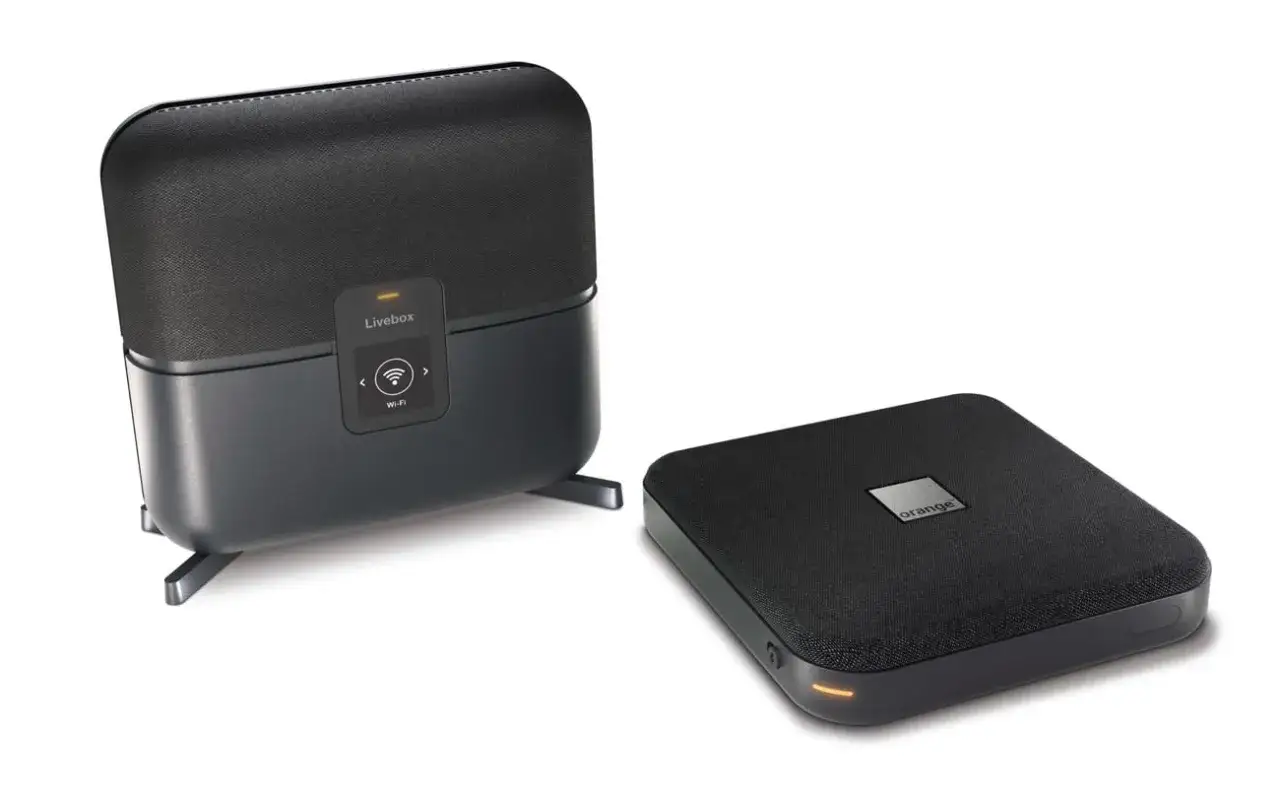 Deux boîtiers noirs, dont une Livebox 8, sur fond blanc. Le boîtier de gauche est plus grand, avec un écran tactile affichant le logo Wi-Fi. Le boîtier de droite, plus petit, porte le logo Orange.