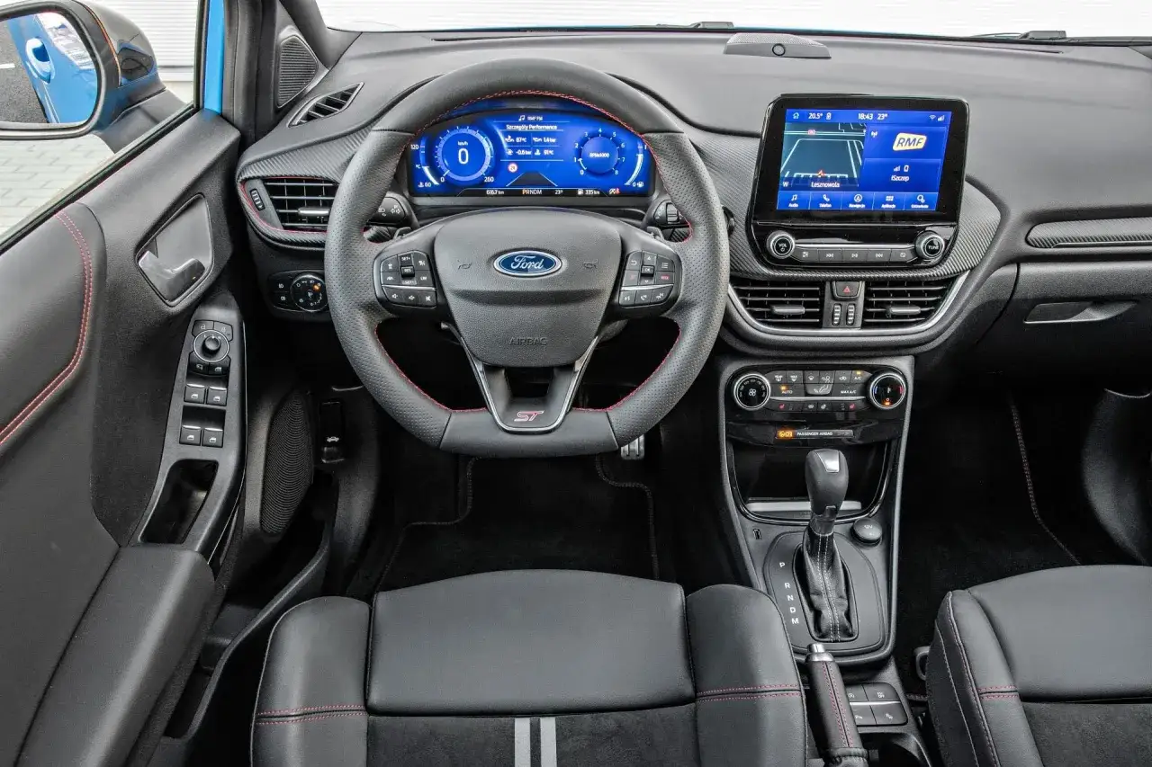 Wnętrze Ford Puma ST z cyfrowymi zegarami i ekranem multimediów. Sprawdź aktualną ford puma cena i wyposażenie.
