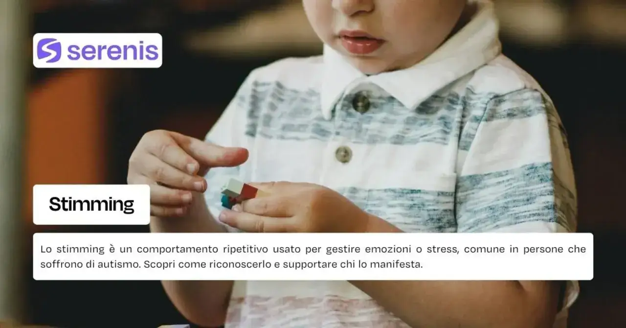 Bambino con autismo che fa stimming, manipolando piccoli blocchi colorati. Il testo spiega cos'&egrave; lo stimming.