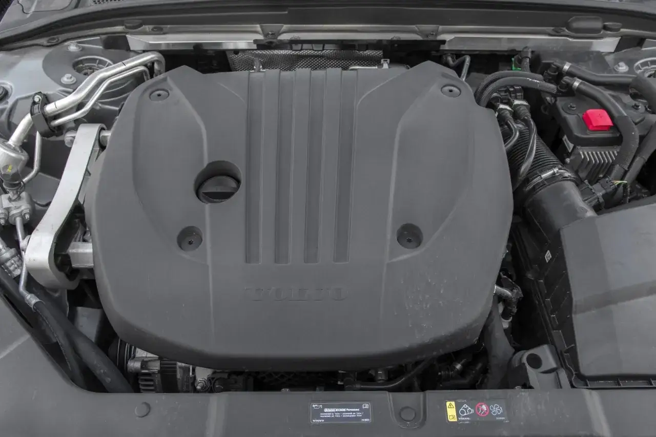 Silnik Volvo V60. Zastanawiasz się, jaki silnik wybrać? Ten widok pod maską może pom&oacute;c w podjęciu decyzji.
