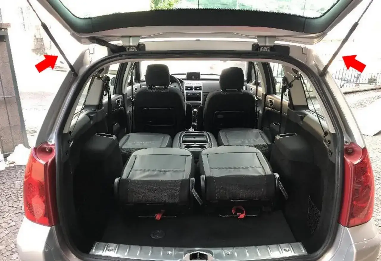 Bakluckans gasfj&auml;drar p&aring; Peugeot 307 kan vara ett av de vanliga felen. Bilden visar insidan av en Peugeot 307 kombi med nedf&auml;llda s&auml;ten.