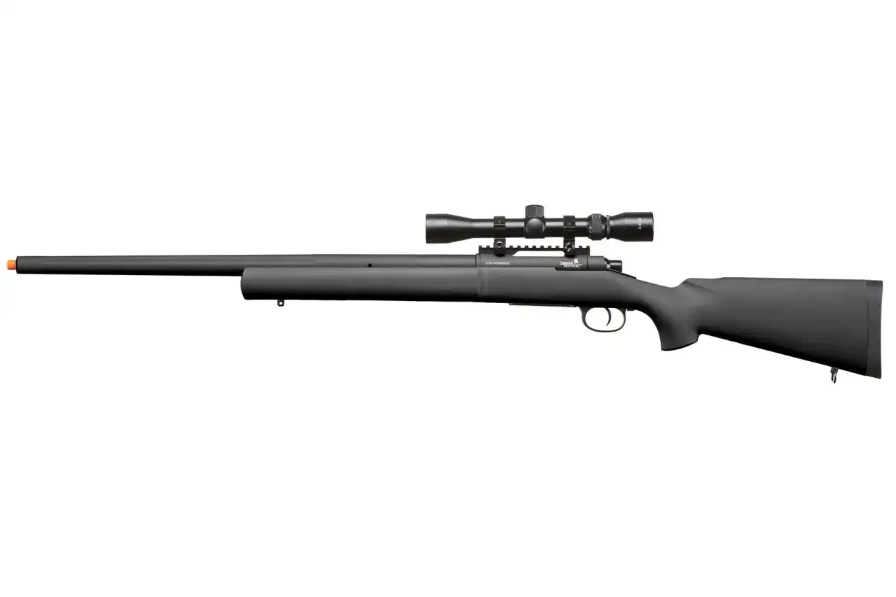 Rifle de airsoft sniper negro con mira telesc&oacute;pica, listo para la acci&oacute;n.