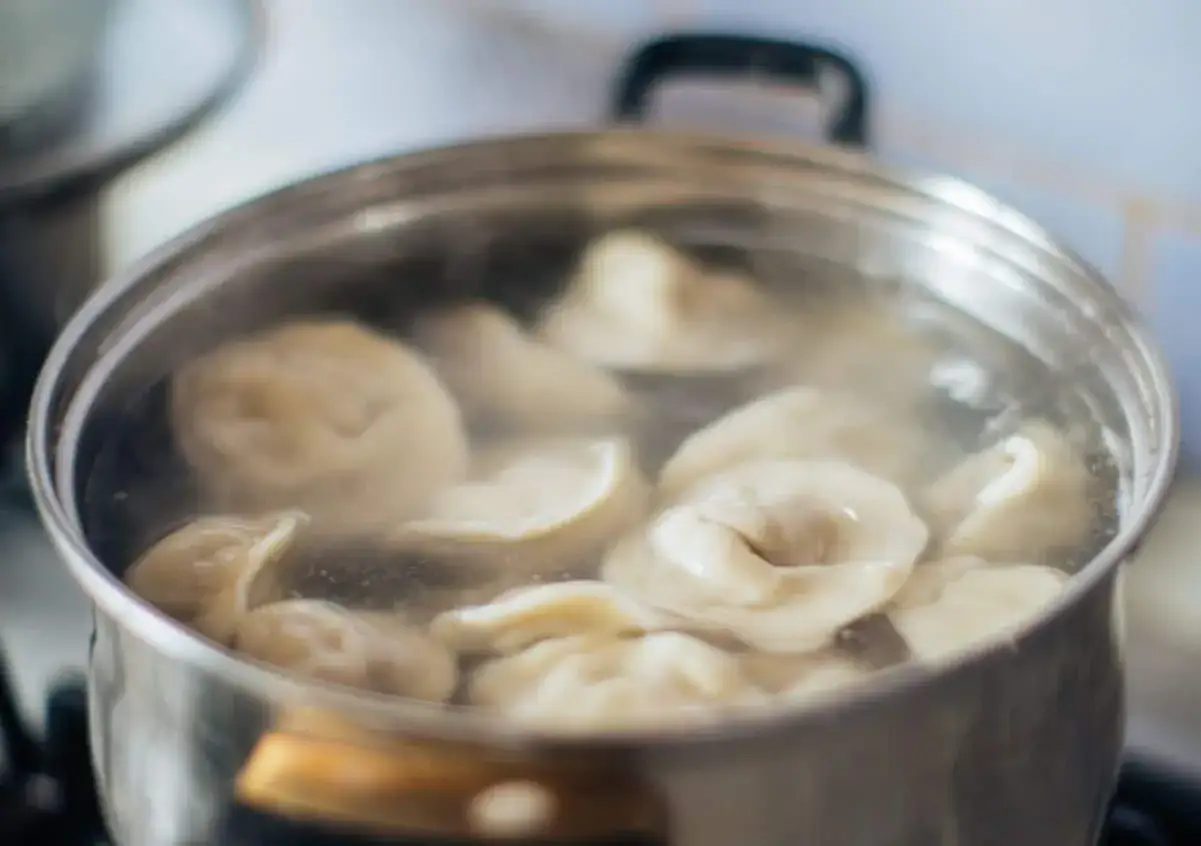 Gotujesz pierogi z zamrażarki. Wrzucasz je prosto do wrzątku, by szybko je rozmrozić i ugotować.