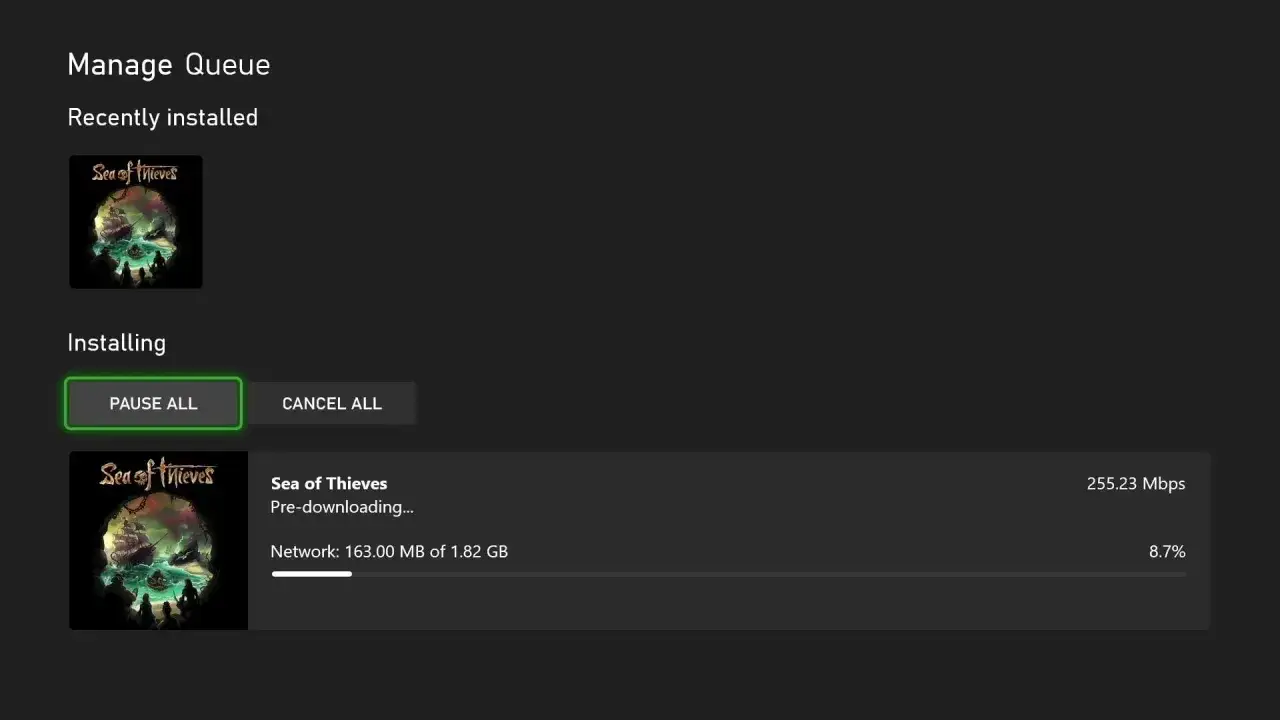 Ekran zarządzania kolejką instalacji na Xbox. Gra Sea of Thieves jest w trakcie pobierania, co pokazuje, jak pobierać gry na Xbox.