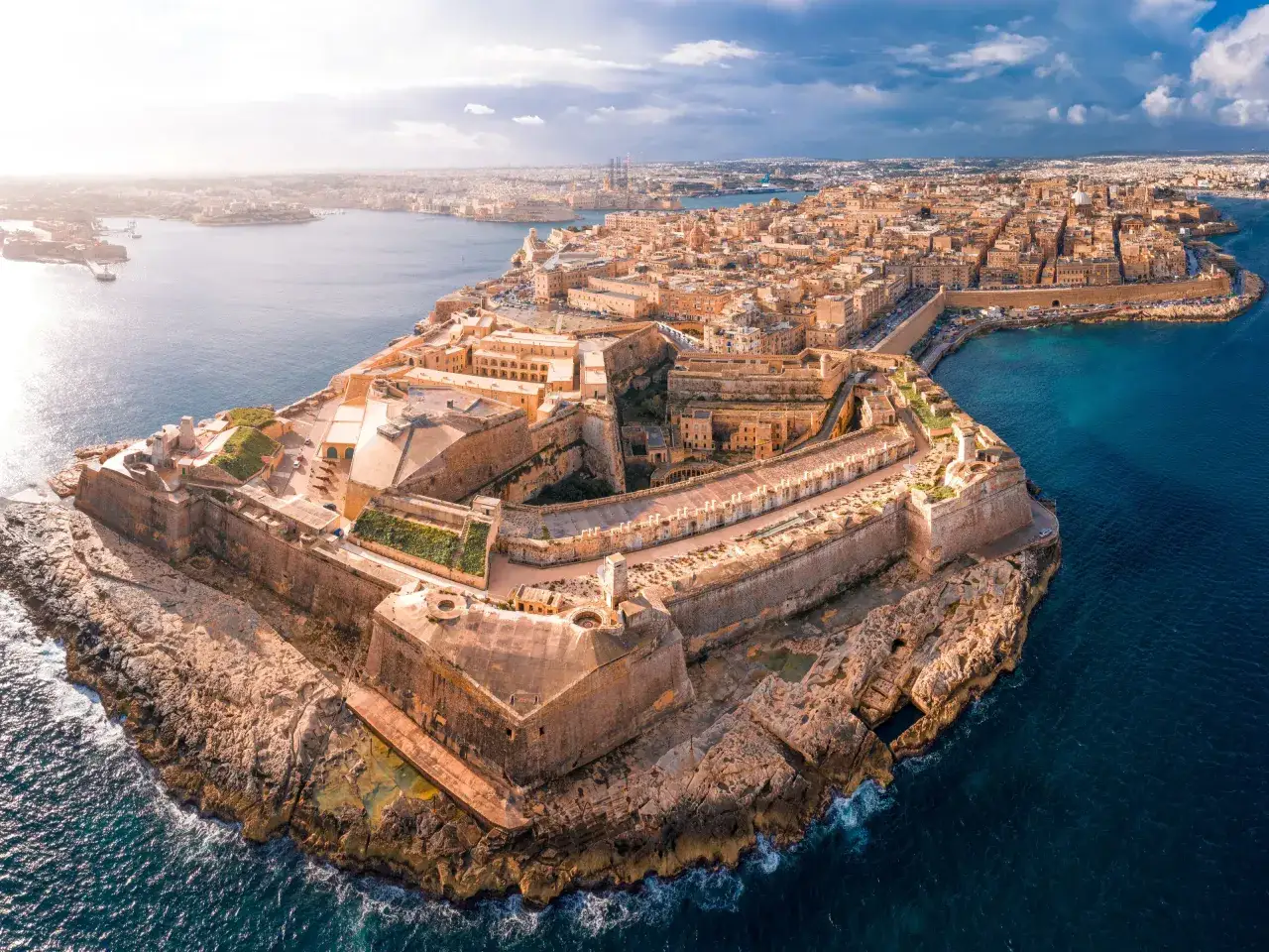 Malta, z potężną fortecą na skalistym wybrzeżu, zaprasza do odkrywania historii. Idealny czas, kiedy lecieć na Maltę, to wiosna lub jesień.