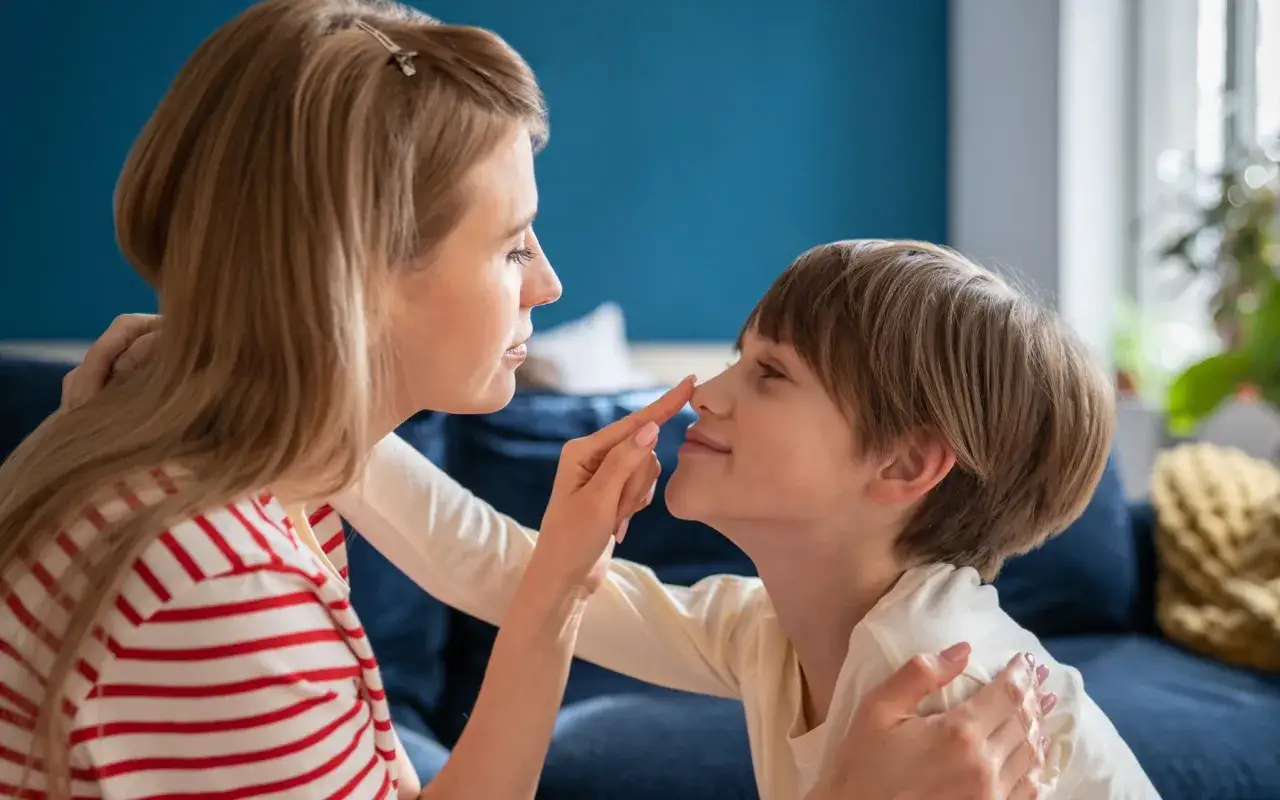 Eine Mutter ber&uuml;hrt sanft die Nase ihres Kindes. Eltern psychisch kranker Kinder finden oft Trost in solchen Momenten der N&auml;he und Verbundenheit.