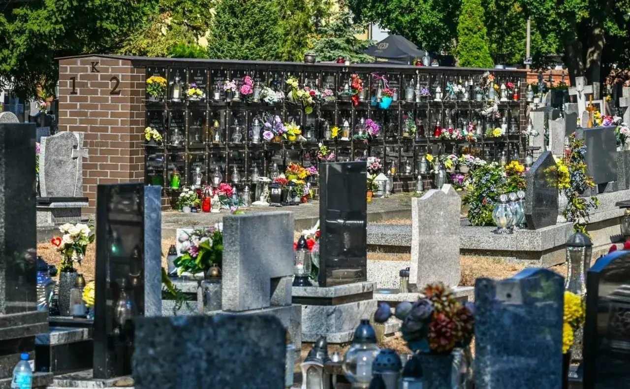 Cmentarz z grobowcami i palącymi się zniczami. W tle kolumbarium pełne kwiatów. Czyżby przesądy o śmierci w niedzielę miały tu swoje odzwierciedlenie?