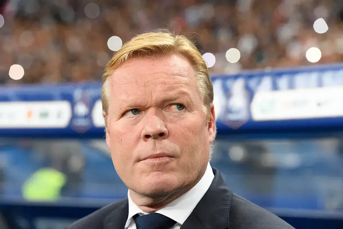 Ronald Koeman, znany z tego, że prowadzone drużyny osiągają sukcesy, w skupieniu obserwuje grę.
