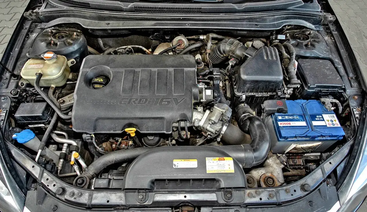 Silnik CRDi 16V w Kia Ceed 1.6 benzyna. Widoczny akumulator Bosch i zbiornik płynu chłodniczego.