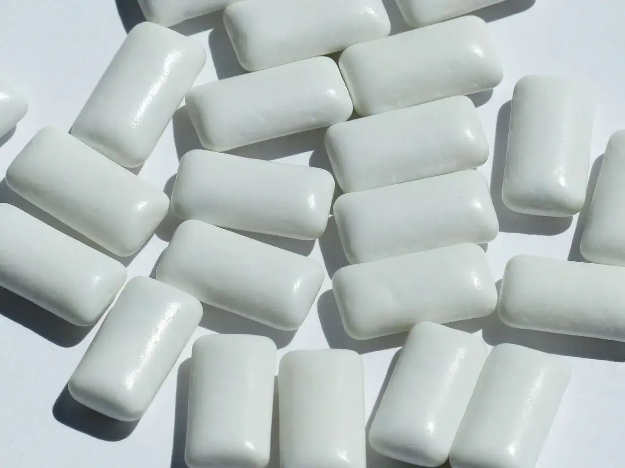 Białe drażetki gumy do żucia, zawierające sorbitol, co to jest? Słodzik i substancja nawilżająca.