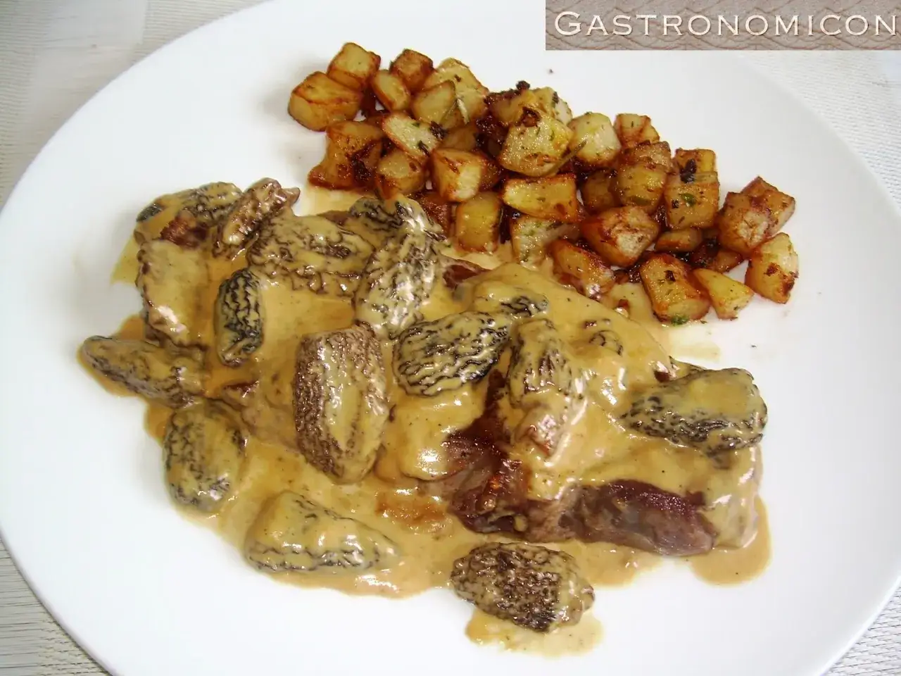 Filete cubierto con una cremosa salsa de colmenillas, acompañado de patatas doradas.