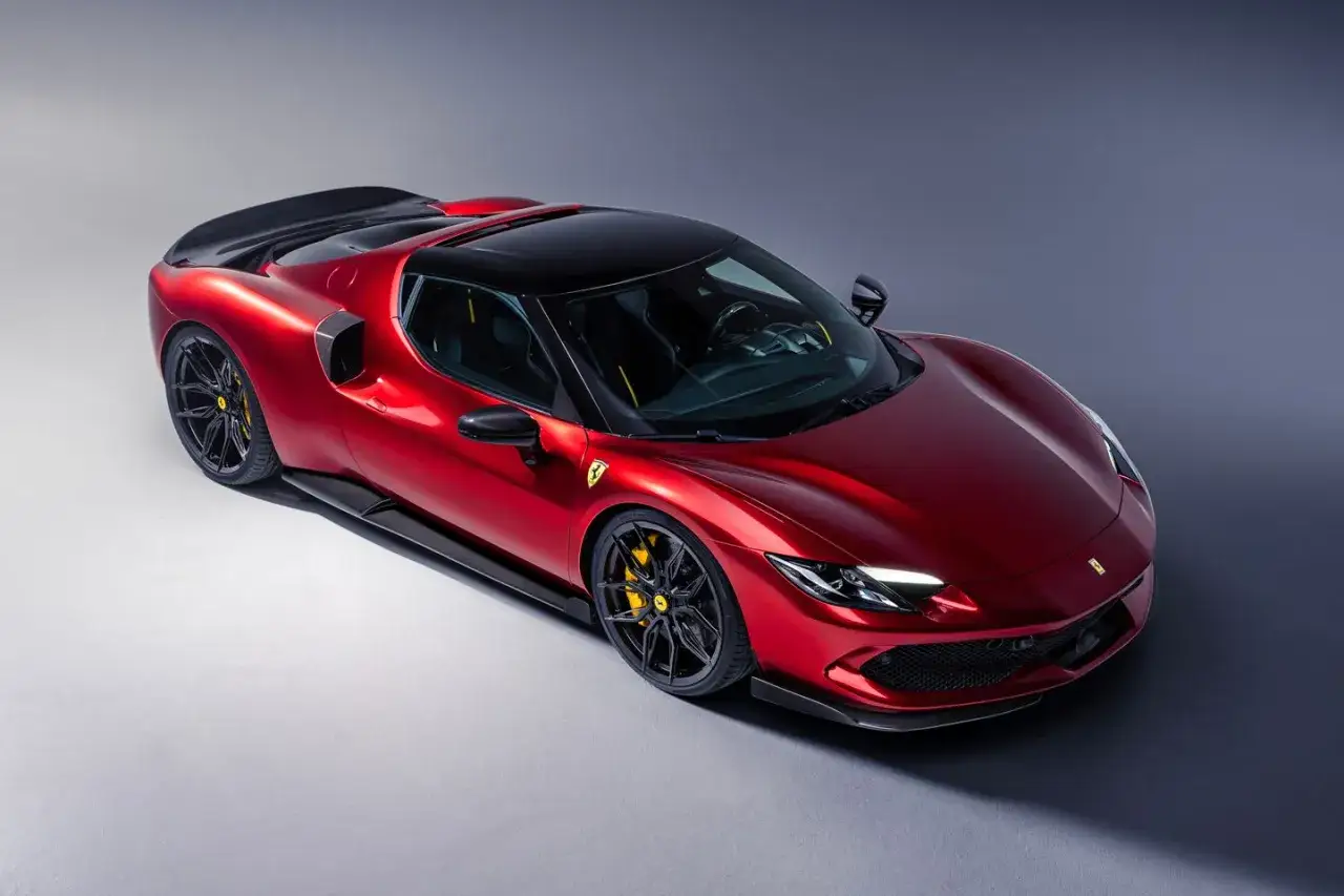 Błyszczące, czerwone Ferrari 296 GTB z czarnym dachem i spoilerem, na czarnych felgach z żółtymi zaciskami hamulcowymi.