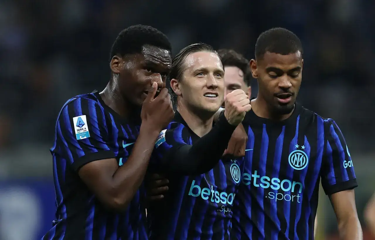 Piłkarze Interu świętują zwycięstwo w Serie A. Polacy w Serie A pokazują swoją siłę na boisku.