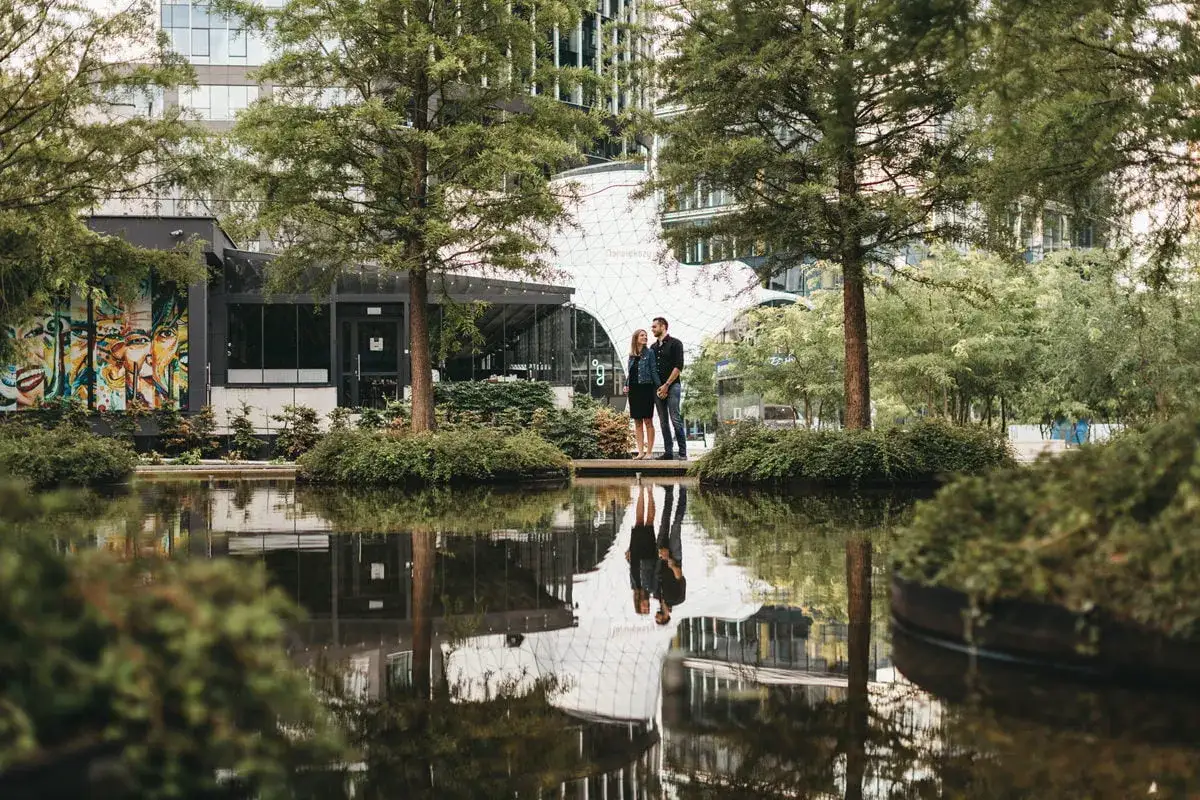 Para zakochanych na tle nowoczesnej architektury i muralu. Idealne instagramowe miejsca Warszawa.