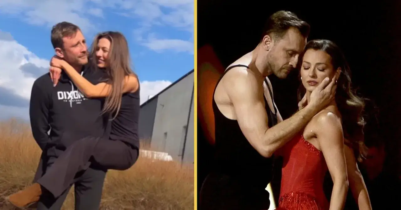 Kamil Nożyński z partnerką, w objęciach na tle nieba i na scenie w czerwonej sukni.