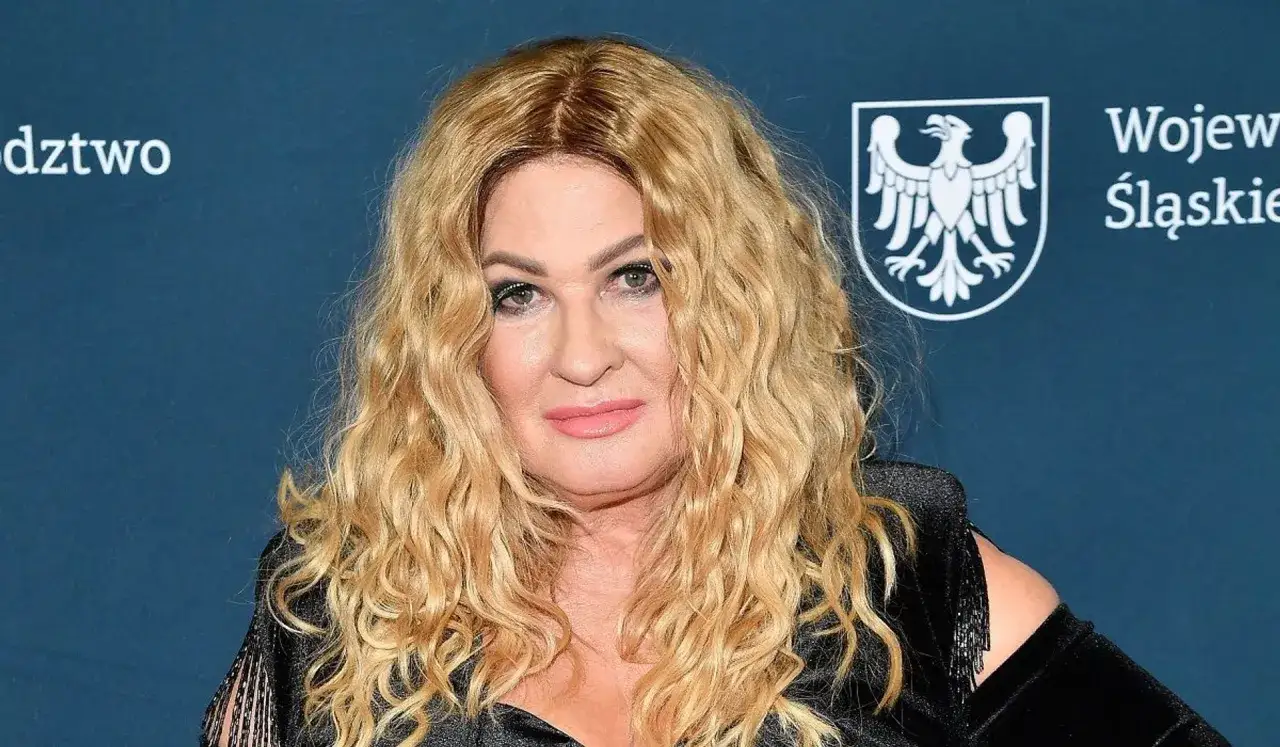 Beata Kozidrak bez peruki, z burzą blond loków, w czarnej, błyszczącej kreacji z frędzlami.