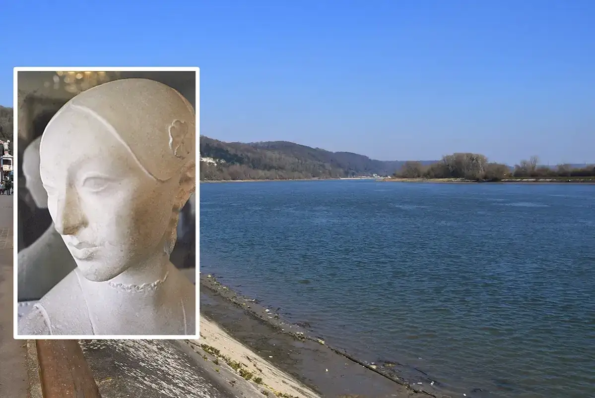 Buste de femme en marbre, souvenir de la Seine &agrave; Villequier, lieu cher &agrave; Victor Hugo.