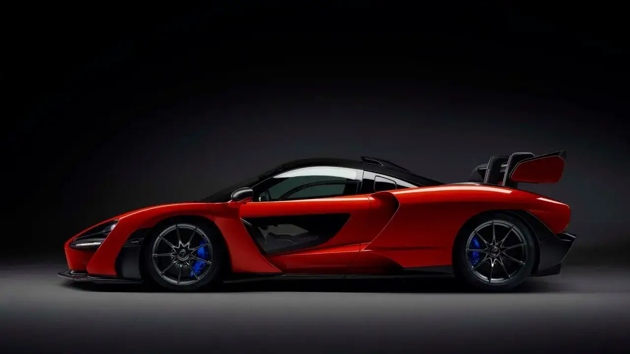 Roter McLaren Sabre mit schwarzem Dach und gro&szlig;em Heckspoiler, bereit f&uuml;r die Rennstrecke.