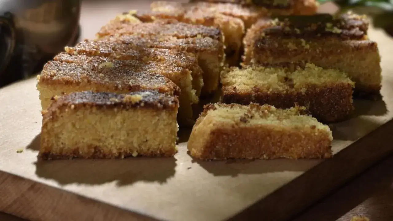 Pokrojone w prostokąty ciasto bez mąki i cukru z bananami, z chrupiącą, lekko przypieczoną skórką.