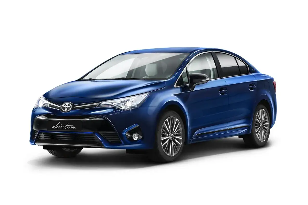 Błękitny sedan Toyota Avensis T27 z napisem 