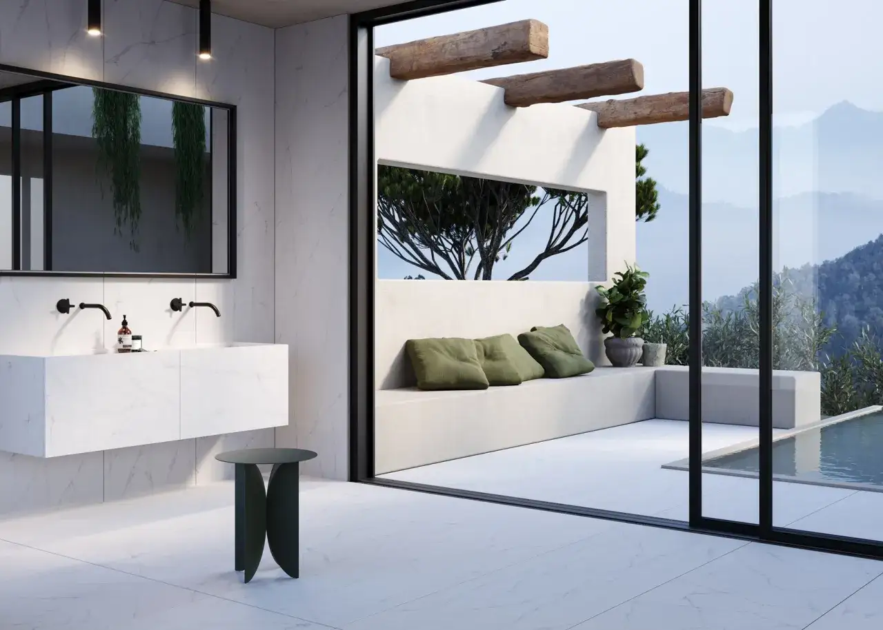 Bagno moderno con lavabo sospeso e specchio, affacciato su un'area esterna con piscina e vista panoramica. Lapitec pro e contro: un materiale versatile per design eleganti.
