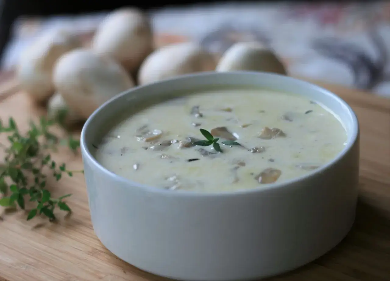 Cremige Champignoncremesuppe, zubereitet im Thermomix, low carb und garniert mit frischem Thymian.