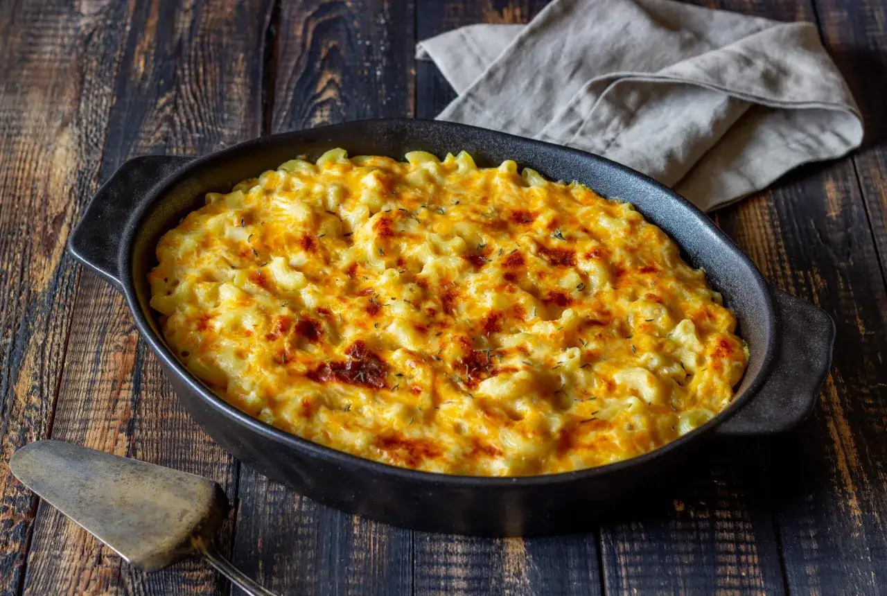 Zapiekanka makaronowa z serem, idealna na rodzinny obiad. Ten mac and cheese oryginalny przepis zachwyci każdego.