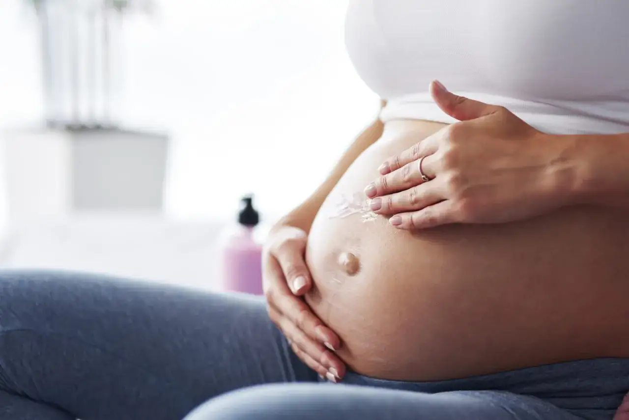 Kremowanie brzucha w ciąży zapobiega rozstępom. Delikatna pielęgnacja dla przyszłej mamy.