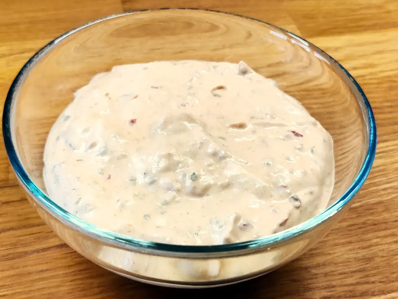 En kr&auml;mig kebabs&aring;s i en glassk&aring;l, perfekt f&ouml;r ditt kebabs&aring;s recept.