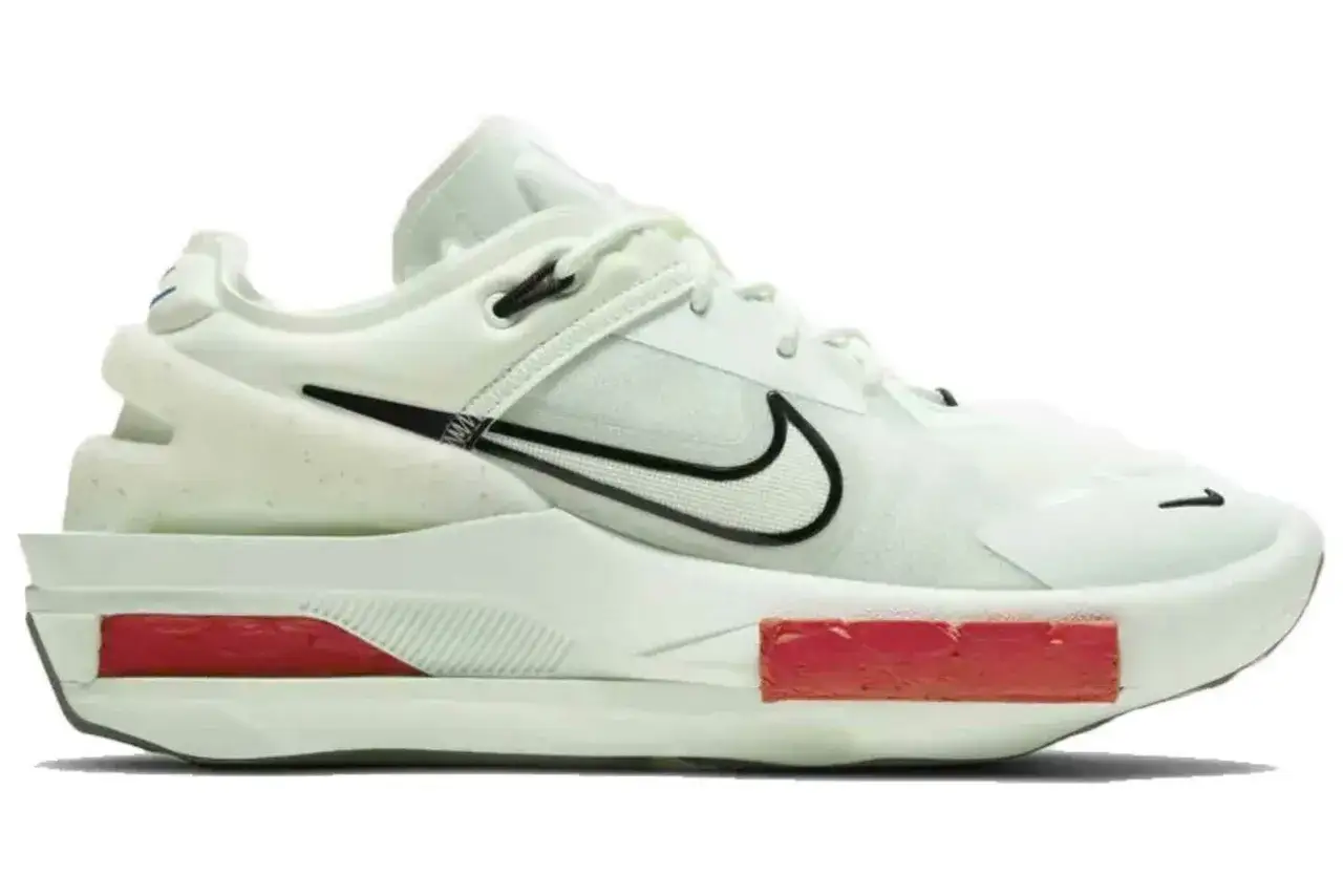 Białe buty sportowe z czarnym logo Nike i czerwonymi akcentami na podeszwie. Idealne na spacer po Fontance.