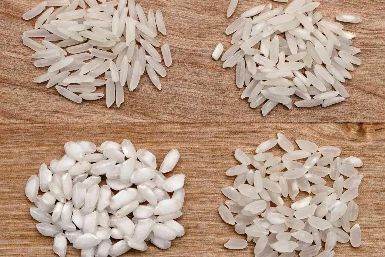 Cuatro montones de arroz en una tabla de madera. Dos montones arriba, dos abajo. El arroz de la izquierda es más alargado, el de la derecha más redondo. Ideal para hacer un cremoso arroz para risotto.