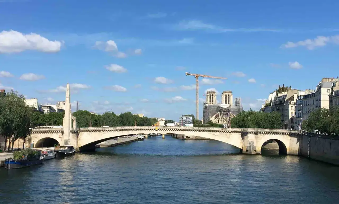 Pont sur la Seine, avec Notre-Dame en reconstruction. Un jour férié en mai, parfait pour une balade parisienne.